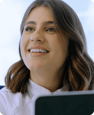 Dra. Geovana Borges trabalhando com o sistema Simples Dental